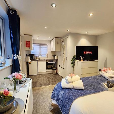 Studio Apartment The Den Colnbrook Buitenkant foto