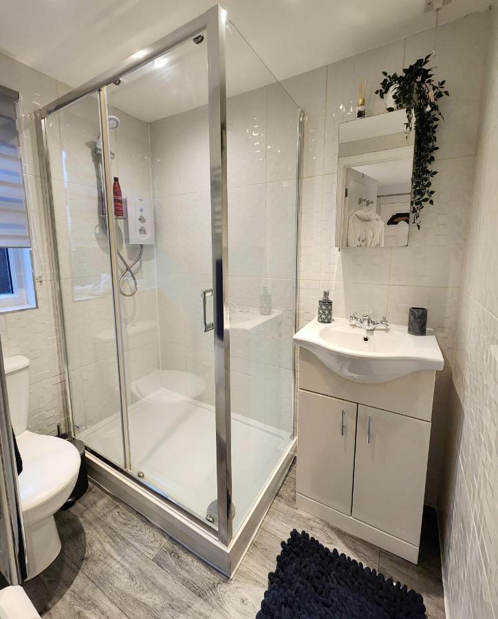 Studio Apartment The Den Colnbrook Buitenkant foto