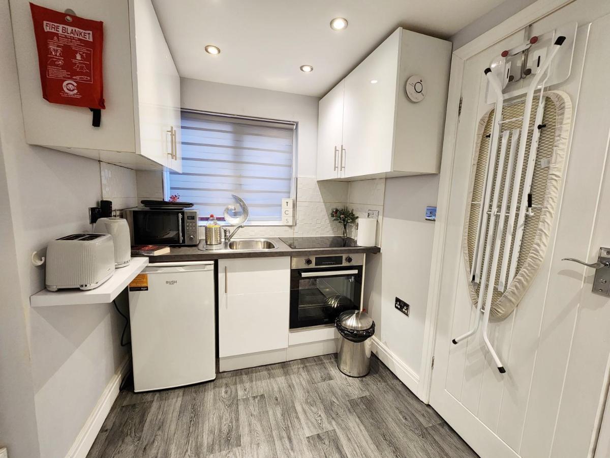 Studio Apartment The Den Colnbrook Buitenkant foto
