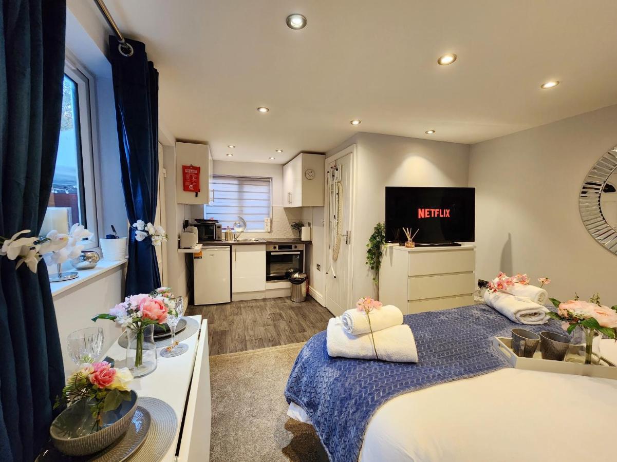 Studio Apartment The Den Colnbrook Buitenkant foto
